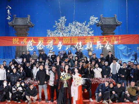 此程回顾，共度朝暮，穿过人海喧沸处…