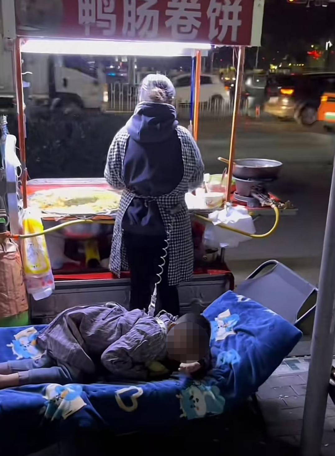 带着孤独症孩子摆摊的“脐带”妈妈走红后：已还清外债，希望社会多关注孤独症家庭