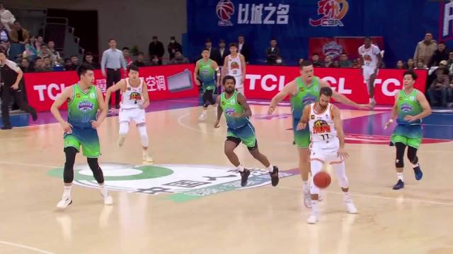 毕格柏长传至中线，基兹林克接球突破3.3秒打成压哨上篮！
