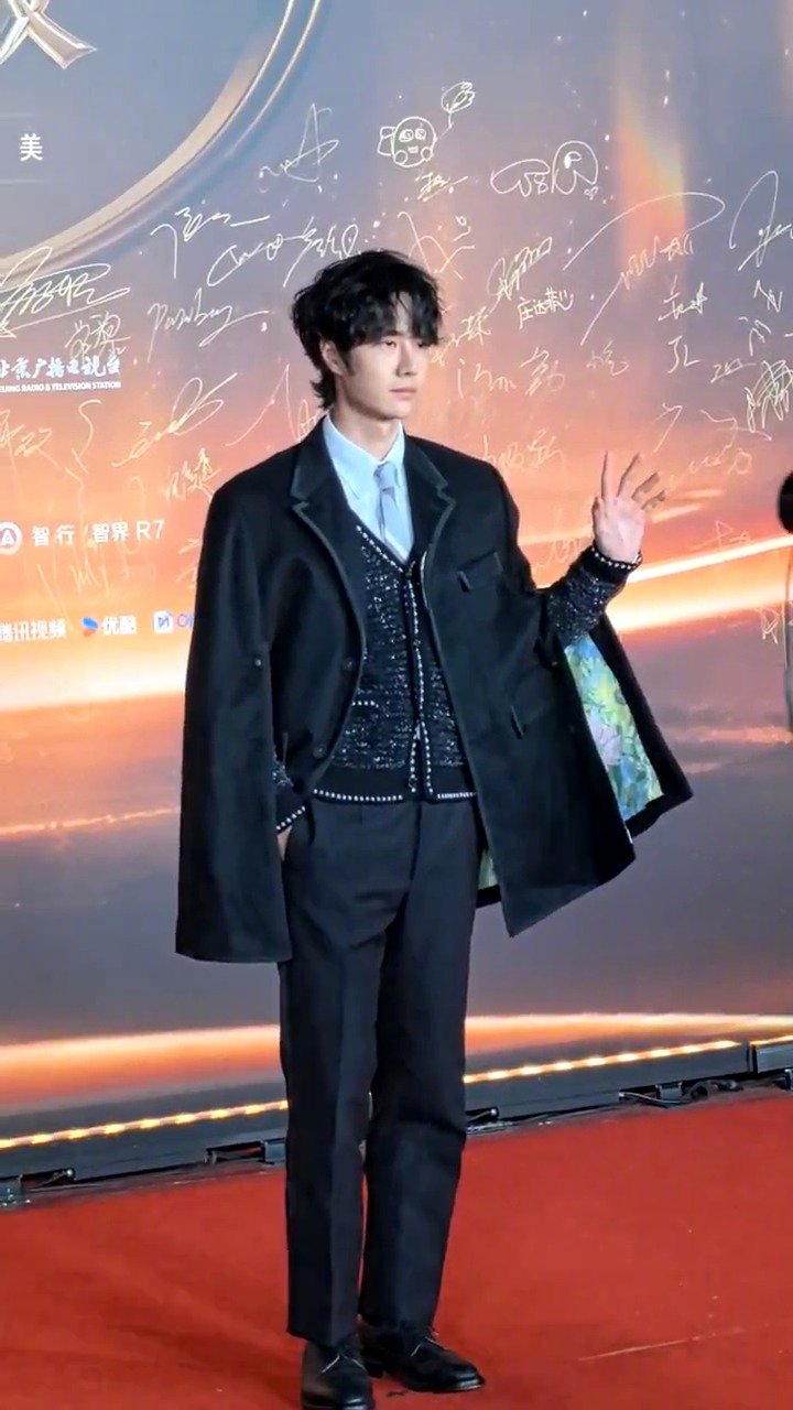 哥@UNIQ-王一博 怎么做到每一个动作和表情都这么帅的！