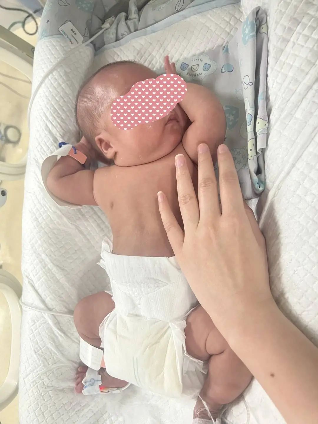 各項生命體徵穩定，達到出院標準的小浩。