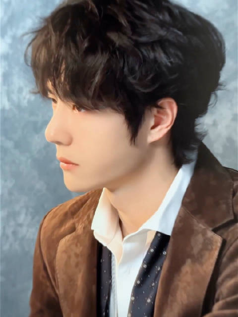 镜头里王一博的眼神坚定而深邃，仿佛能穿透迷雾，直达内心的彼岸