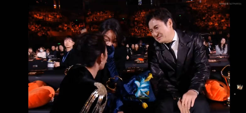 视频里，闫妮不会加好友，李冰冰不会调加好友的码…