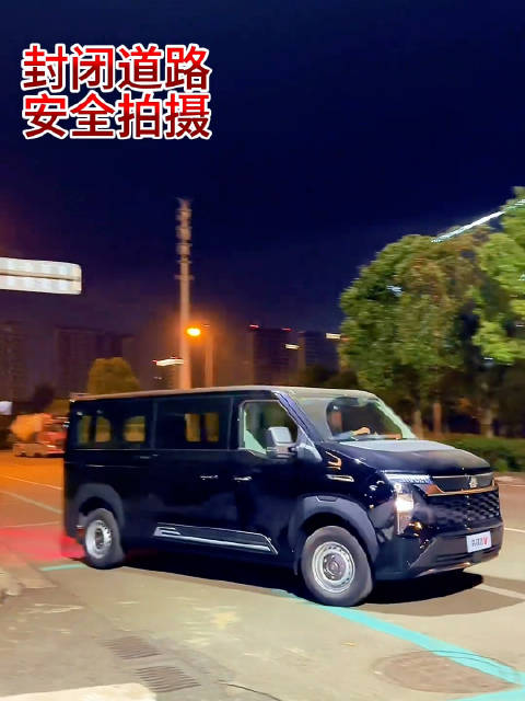 下一个新能源蓝海车型是这种，轴距轮距和当今的新能源大型SUV是一样的…