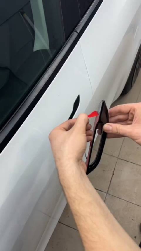 特斯拉工程师费尽心思设计的隐藏式门把手被一个配件直接破局……