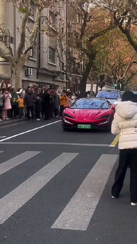 比亚迪仰望U9上海街头热舞