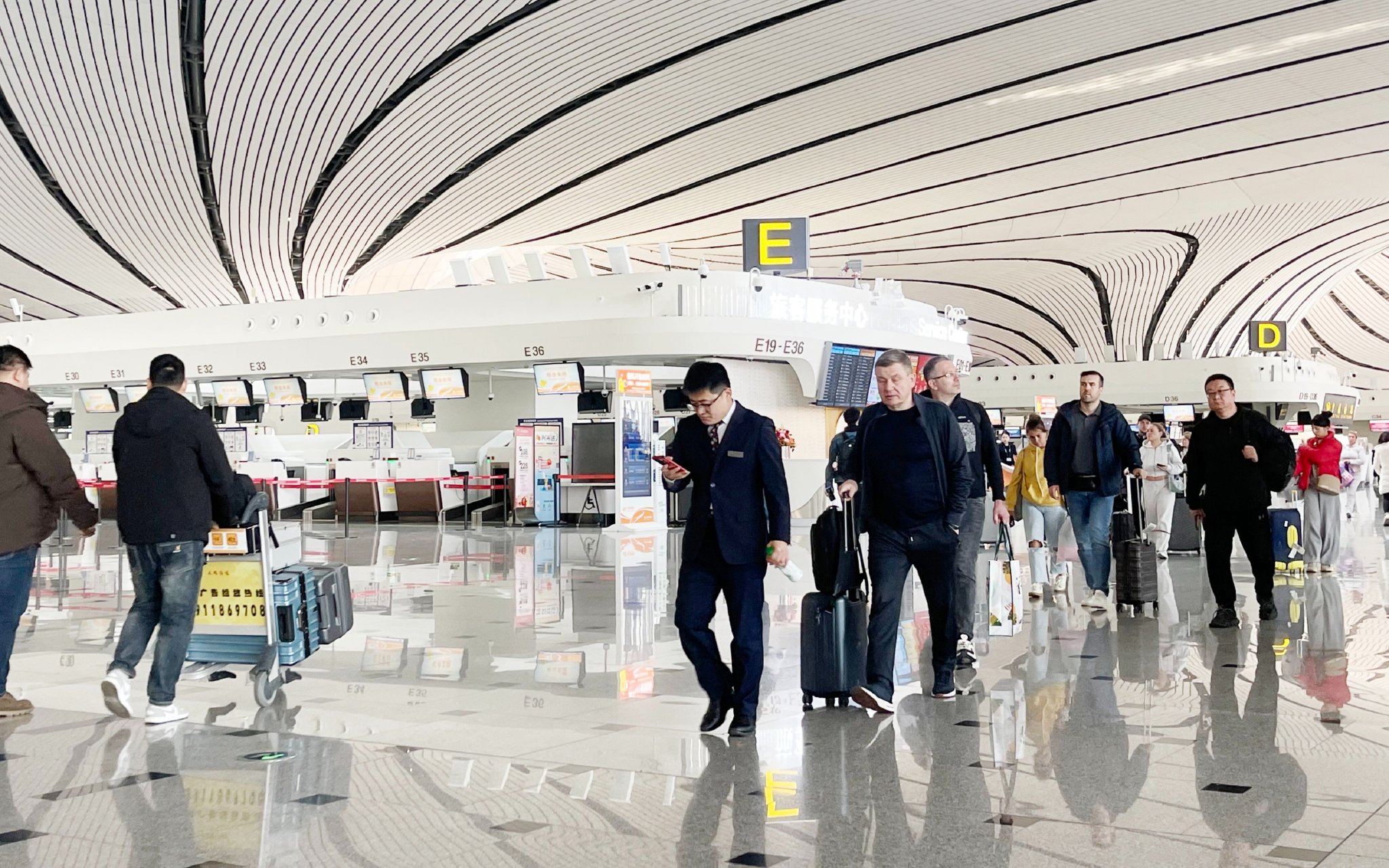 旅客進入大興機場準備辦理乘機手續。新京報記者 陶冉 攝