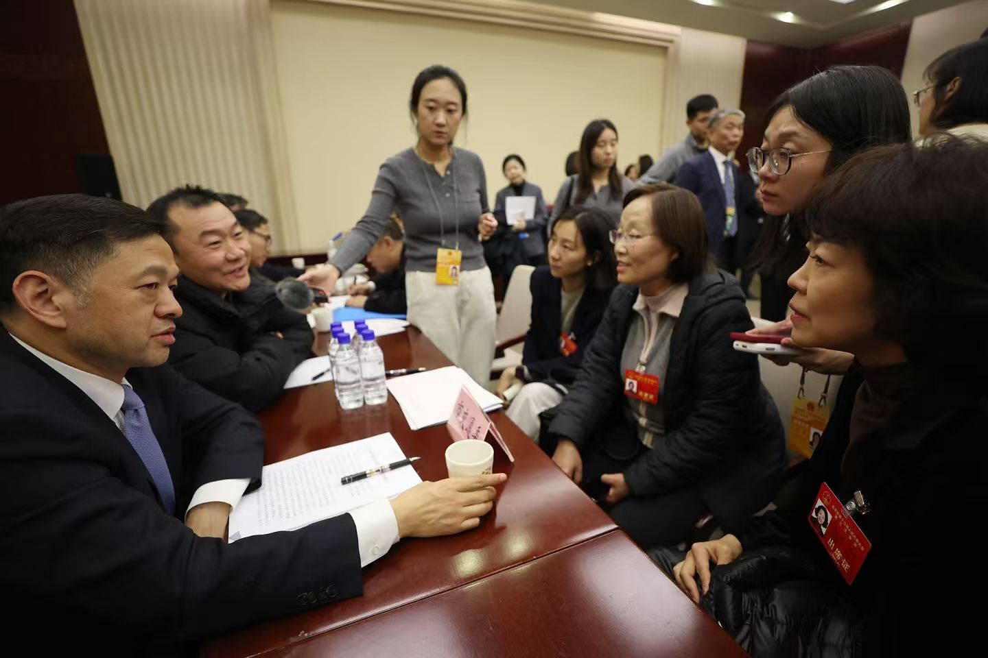 北京市交通委主任李軍會（左一）攜領導班子成員「出攤」。新京報記者 王飛 攝