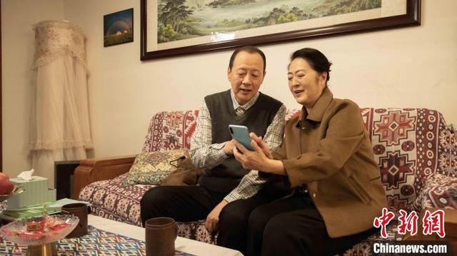 演员侯天来(左)出演电影《上海古丽》。出品方供图