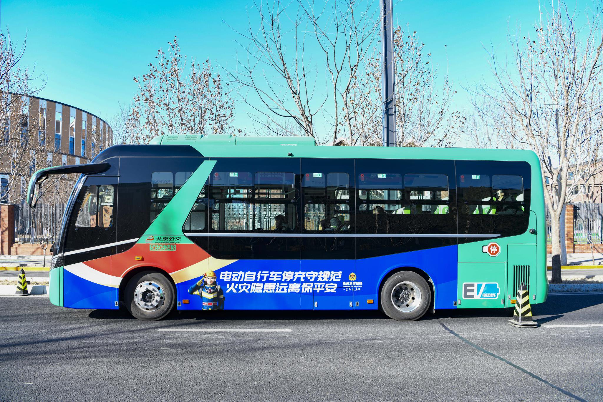 消防主題通學公交車外觀。圖源：通州區消防救援支隊