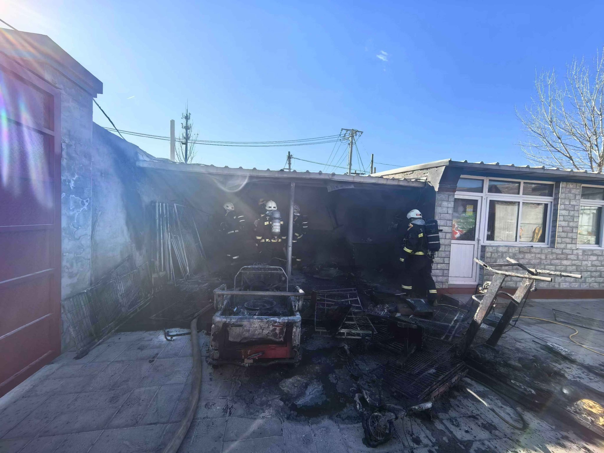 平房院里的簡易棚子裡一片狼藉。圖源：通州區消防救援支隊