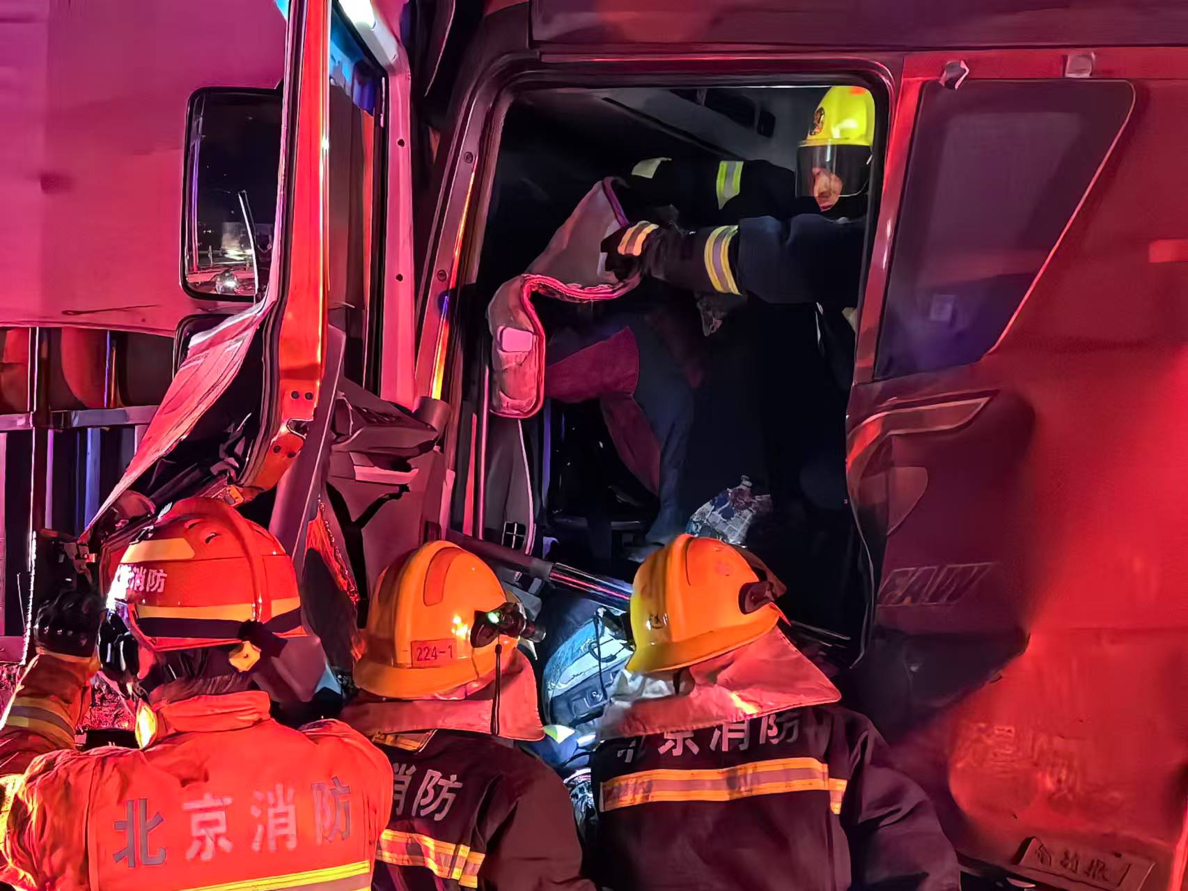 消防救援人員擴張駕駛室空間營救被困司機。圖源：延慶區消防救援支隊