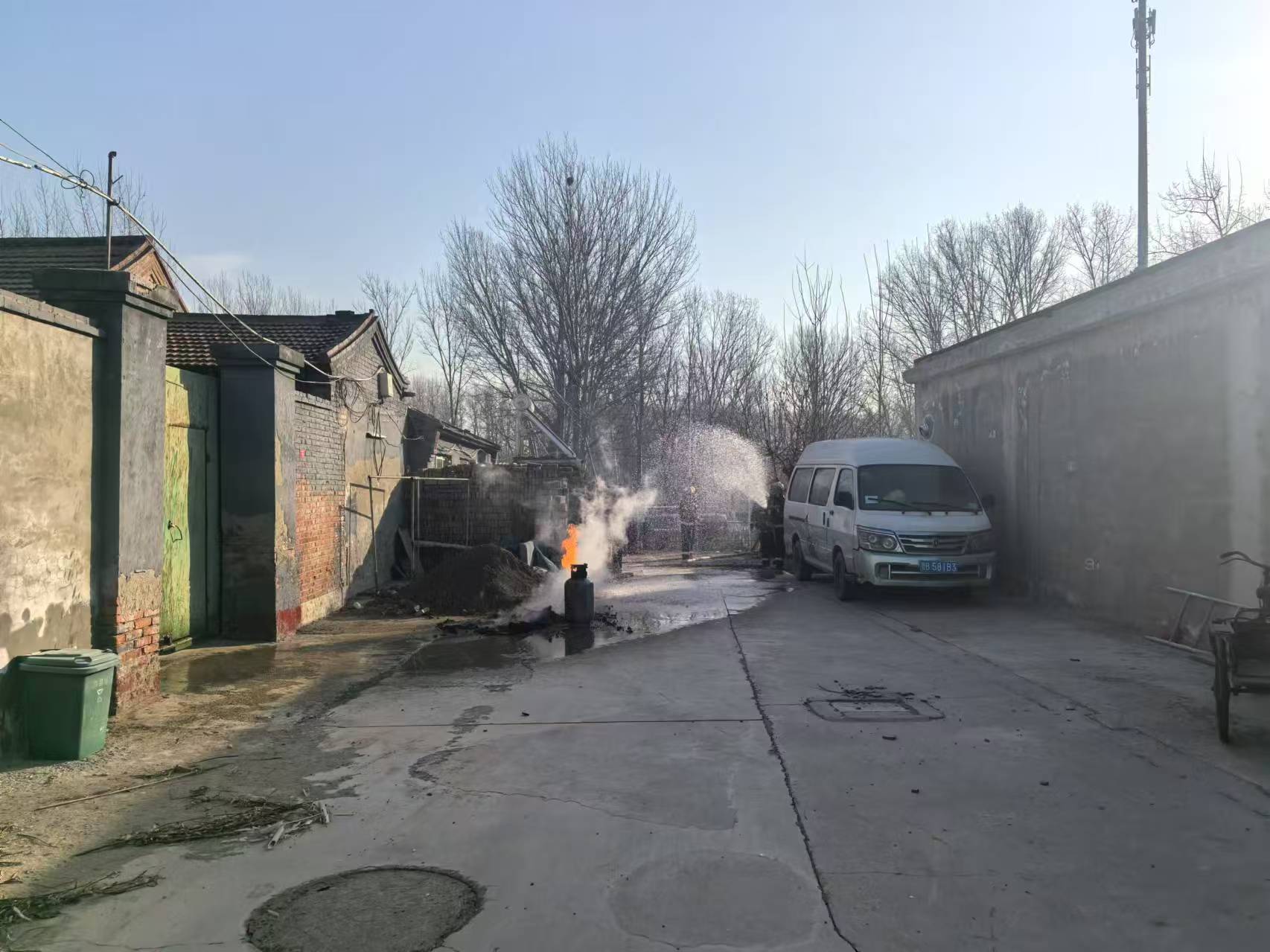 消防救援人員用水槍給液化石油氣罐滅火。圖源：通州區消防救援支隊