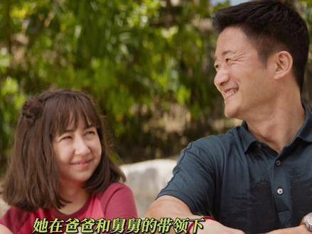 在爸爸和舅舅的陪伴下，小梅英也在茁壮成长