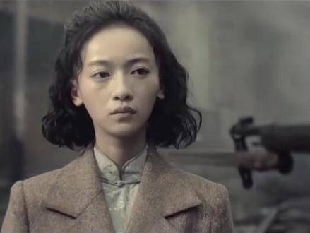 电影“八佰”删减片段，日军正在清理战场遗留，一位女子缓缓走近，随后……