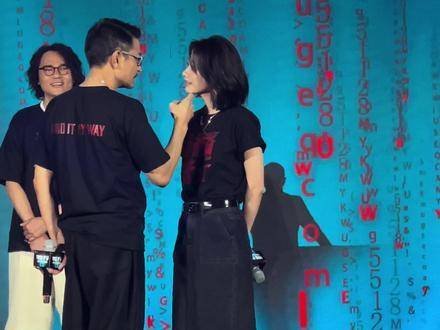 新电影《潜行》发布会上，与剧中妻子刘雅瑟飙演技…