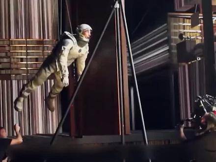 看了《星际穿越》的花絮才知道，实景拍摄成就了这部电影