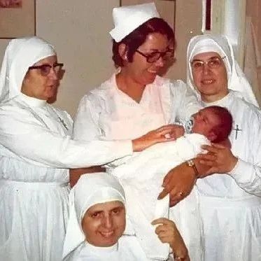 她一直以为女儿夭折，19年后才发现娃被分配给其他人？！当年几十万婴儿被瓜分！