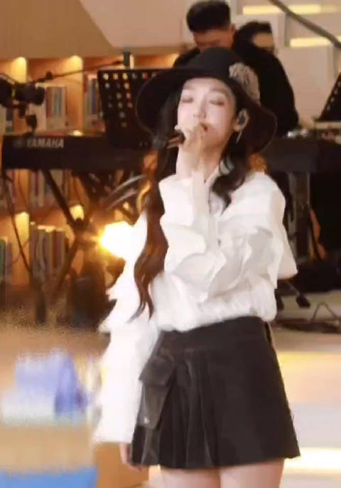 希林娜依高唱了刘亦菲《去有风的地方》主题曲，啊啊啊不一样的感觉