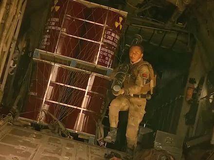 出手就是致命技，差点勒晕两米高的壮汉，不愧是吴京的同门小师妹