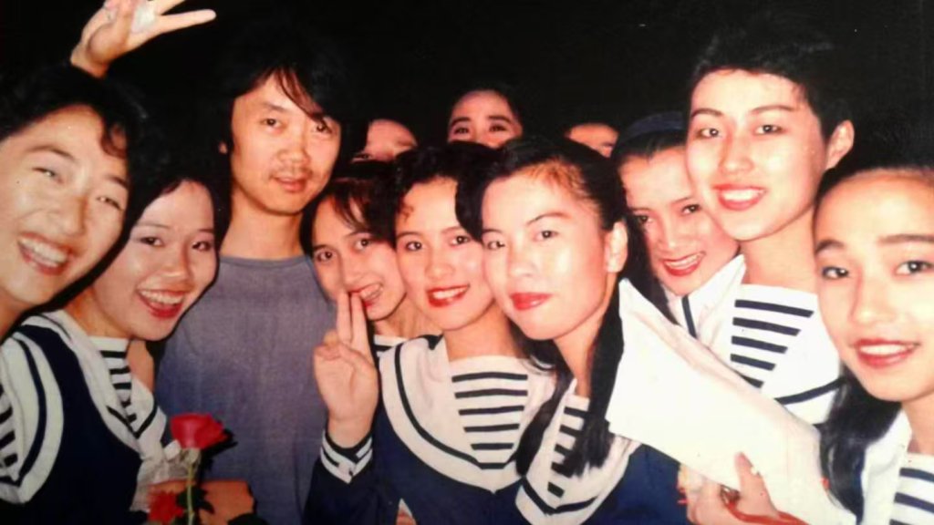 1993年夏天，上海少女合唱团和崔健合影。