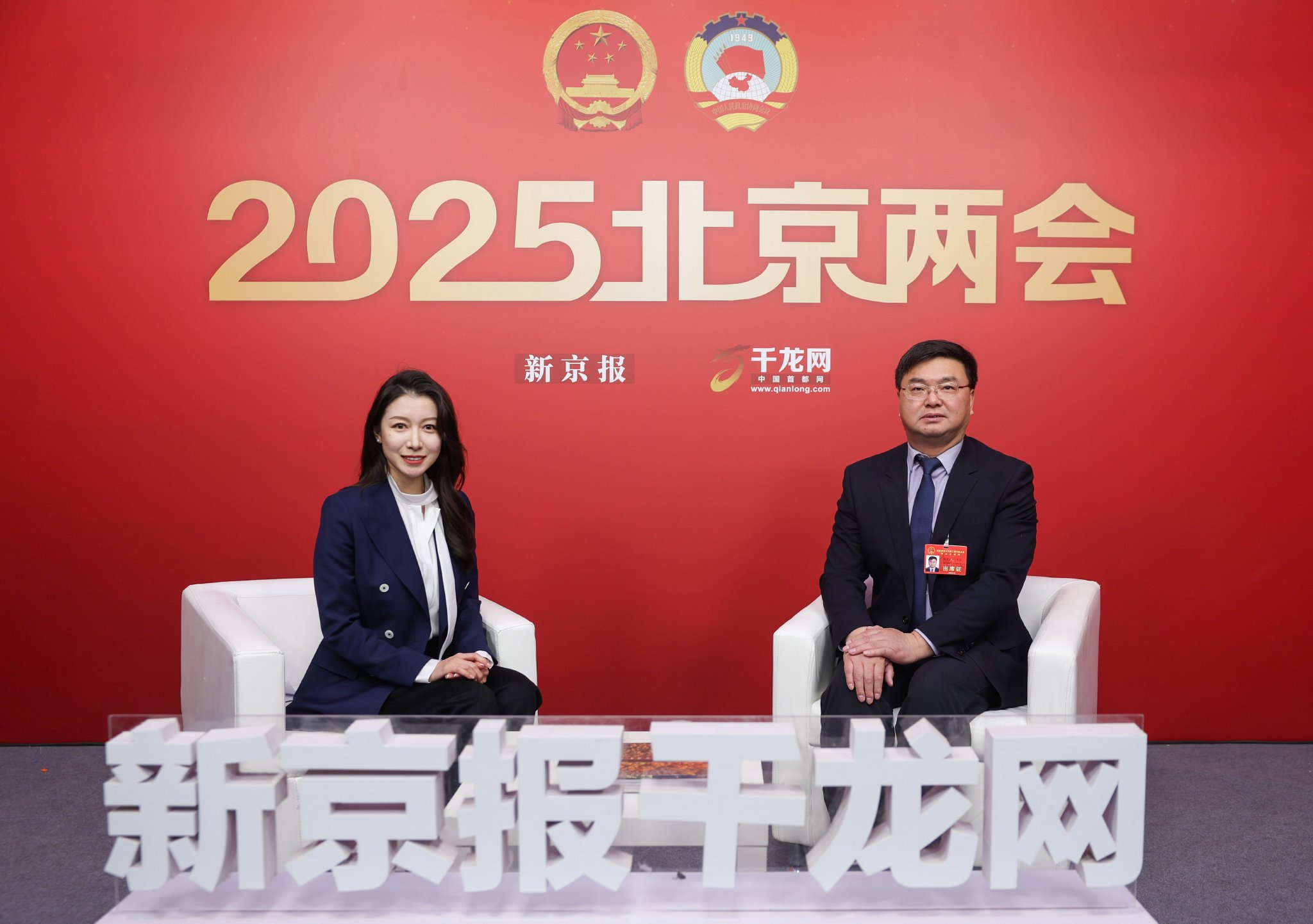 1月16日，北京會議中心，豐台區委副書記、區長初軍威（右）作客新京報千龍網訪談間。新京報記者 陶冉 攝