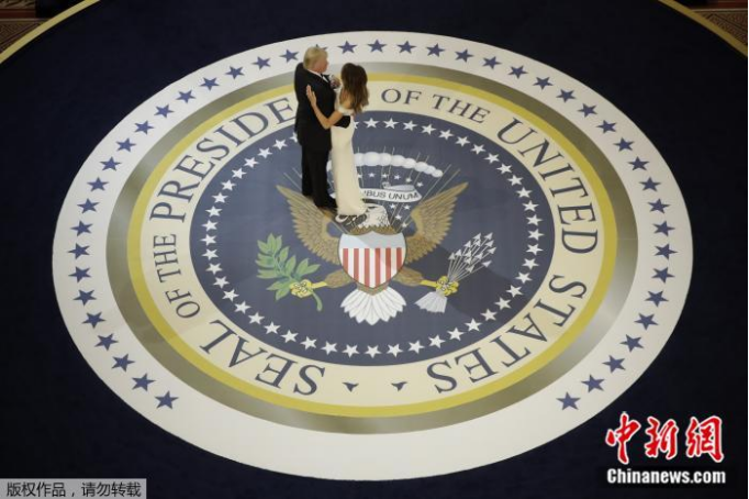 資料圖：2017年1月，特朗普與夫人梅拉尼婭·特朗普在就職典禮舞會上。