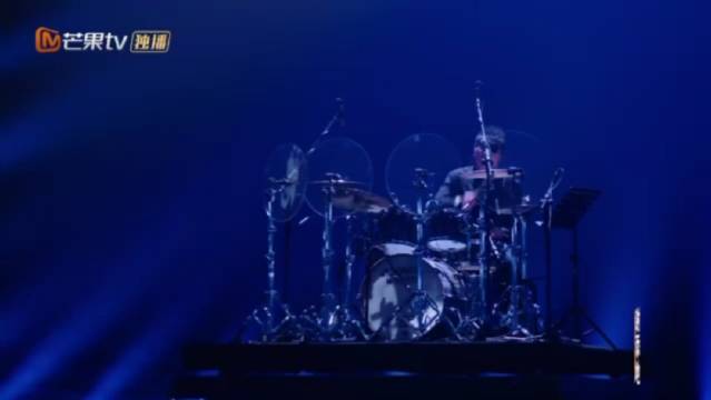 一首徐小凤的《风的季节》，旋律轻快自然，仿佛就似真的阵阵风声吹过耳畔