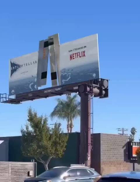 上线Netflix，广告牌创意绝了！