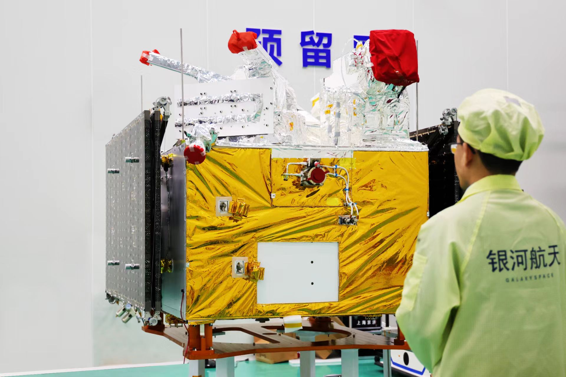 銀河航天技術人員對衛星進行出廠前的狀態檢查。銀河航天供圖