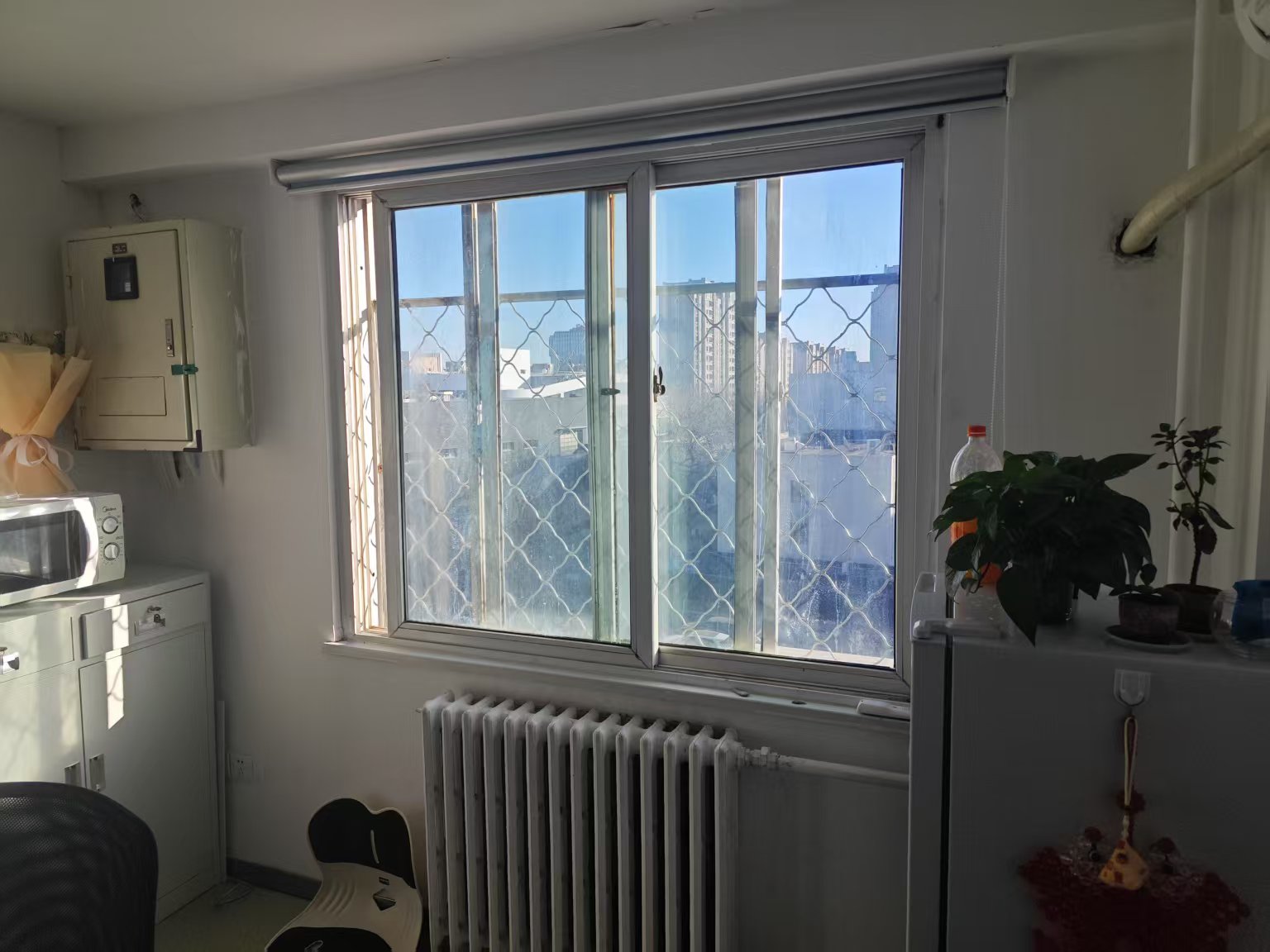 培訓學校窗外裝著鐵絲網。圖源：石景山區消防救援支隊