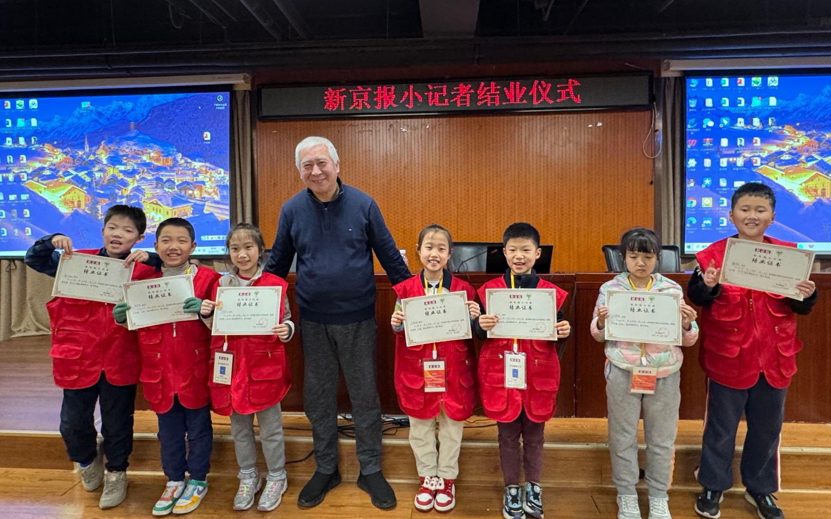 新京報小記者和關戰修合照留念。新京報記者徐彥琳 攝