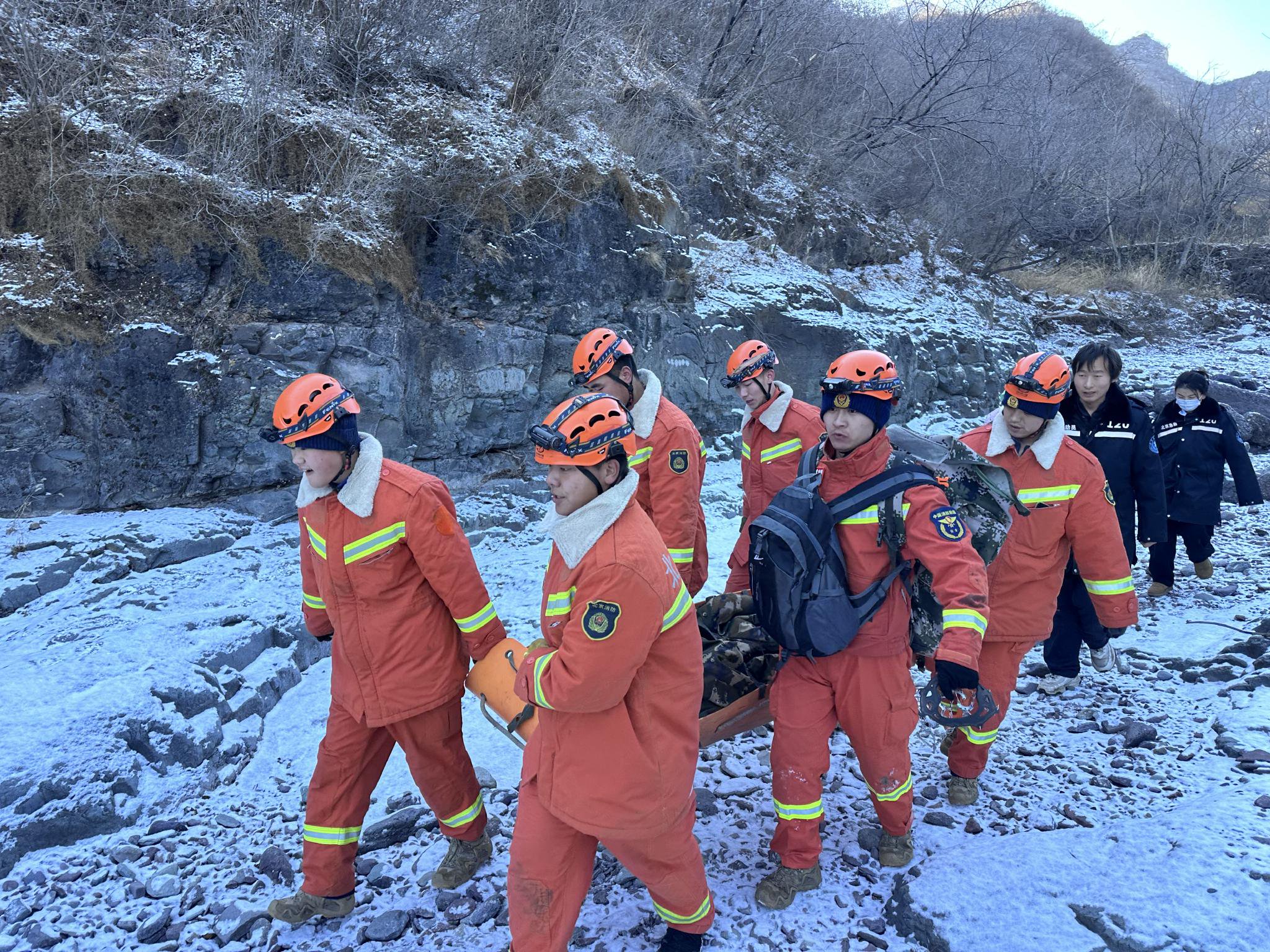 消防救援人員將被困男子用擔架抬下山。圖源：門頭溝區消防救援支隊