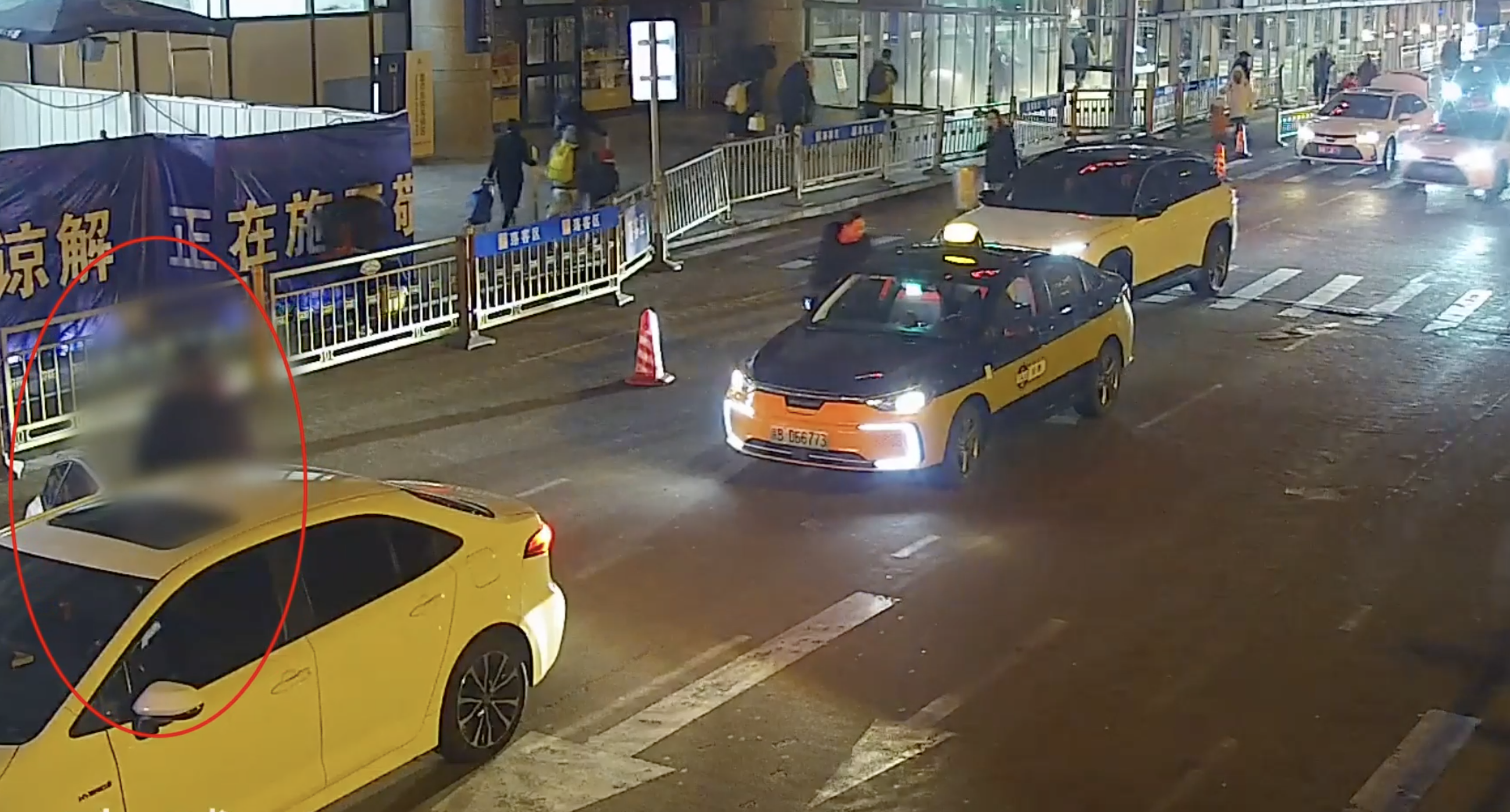 男子下車時順手牽羊將手機盜走。圖源：北京鐵警