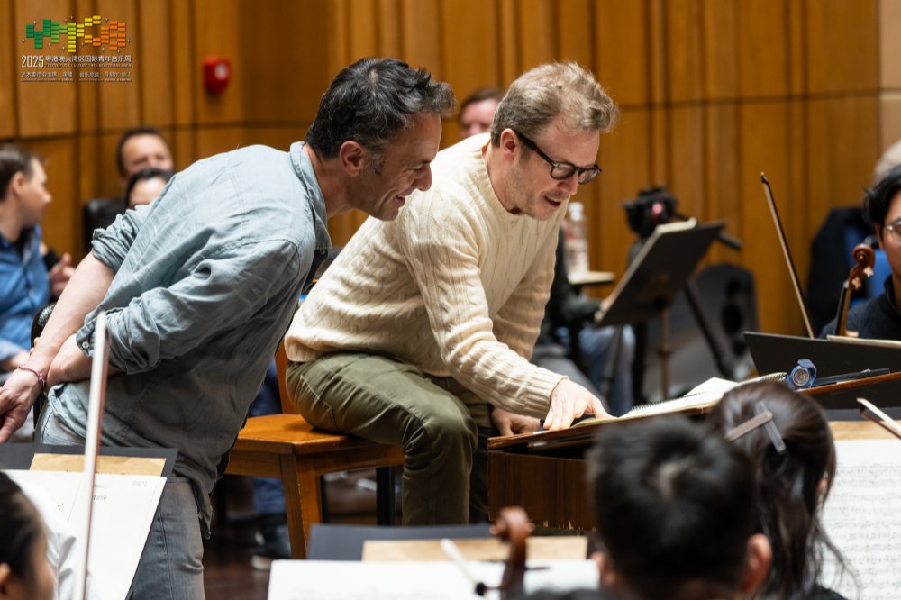 导师们会参与声部排练和大乐队排练