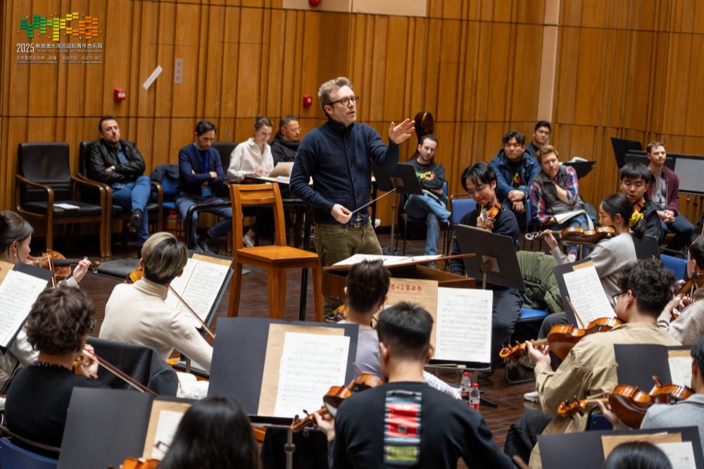 大乐队排练现场，导师们也会督战