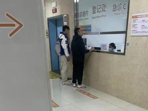 广东男篮收两好一坏消息，徐杰伤势出炉，大番薯父亲逼宫闹离队