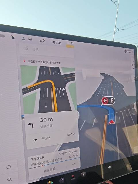 当我开着特斯拉model 3P预约去附近充电站充电时…