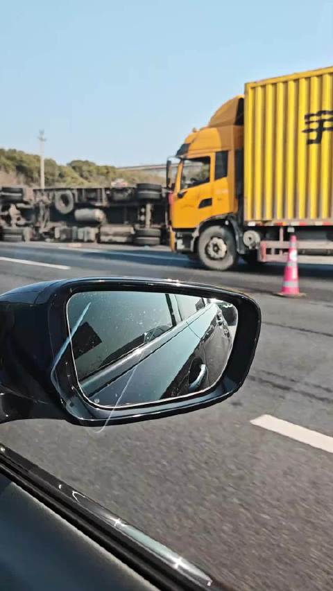 小米SU7被大货车压顶完全不虚 路人：小米抗住了所有