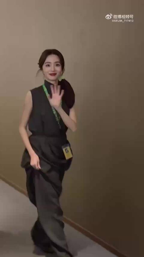 胡冰卿的中式造型太惊艳，一袭黑衣搭配红唇，鬓边蝴蝶兰增色不少…