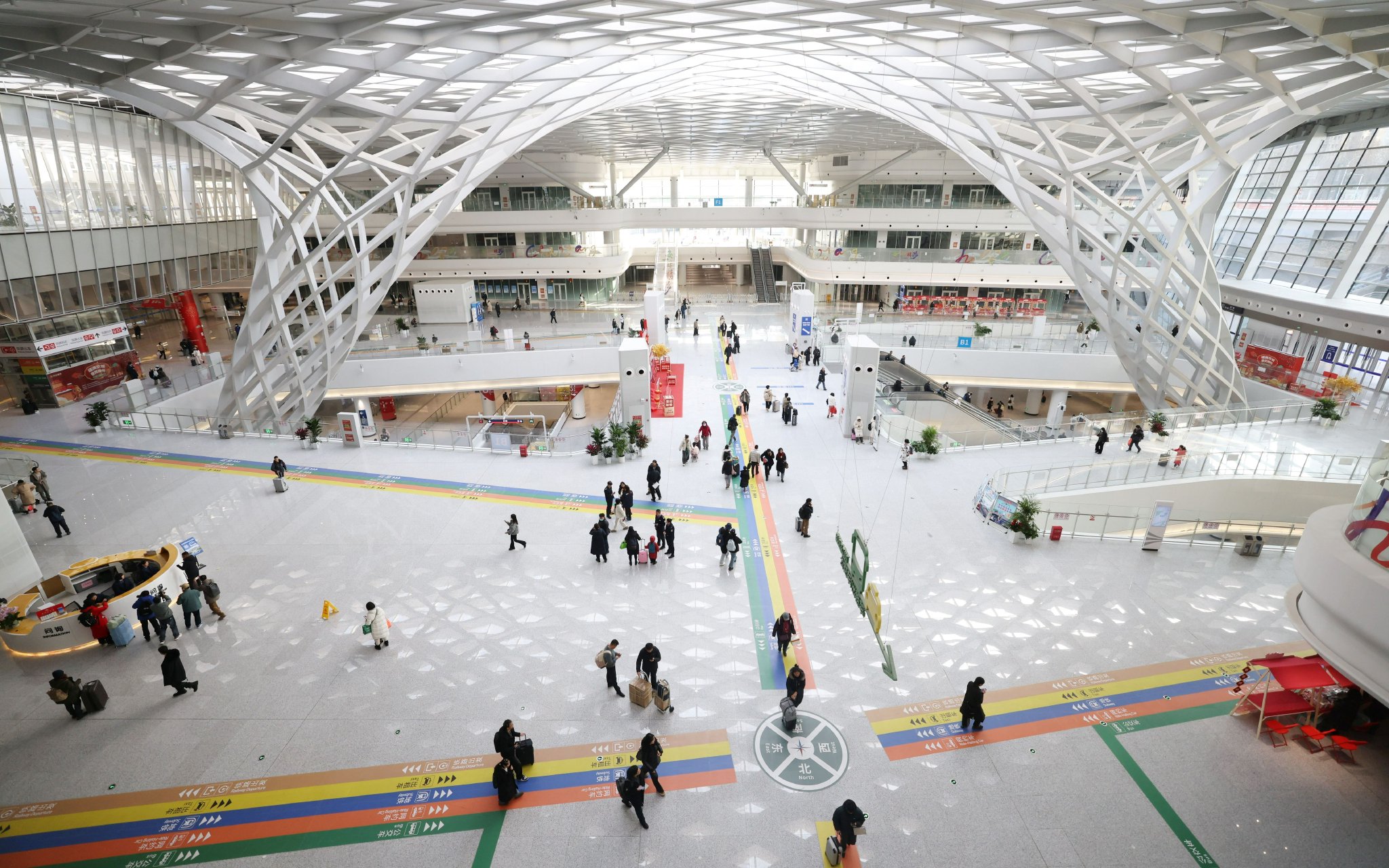 1月20日，北京朝陽站交通樞紐內，返鄉旅客漸多。新京報記者 王貴彬 攝