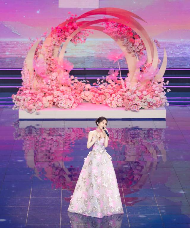 中国台湾歌手杨丞琳演绎歌曲《一千零一个愿望》。主办方供图