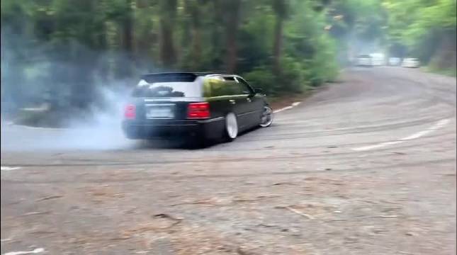 视频：第11代皇冠旅行版漂移~优雅永不过时~ 丰田丰田皇冠