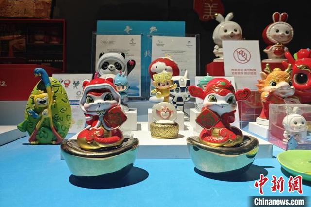 1月20日,图为“灵蛇献瑞”生肖IP系列产品乙安(右)和巳瑞(左)。 吴冠标 摄