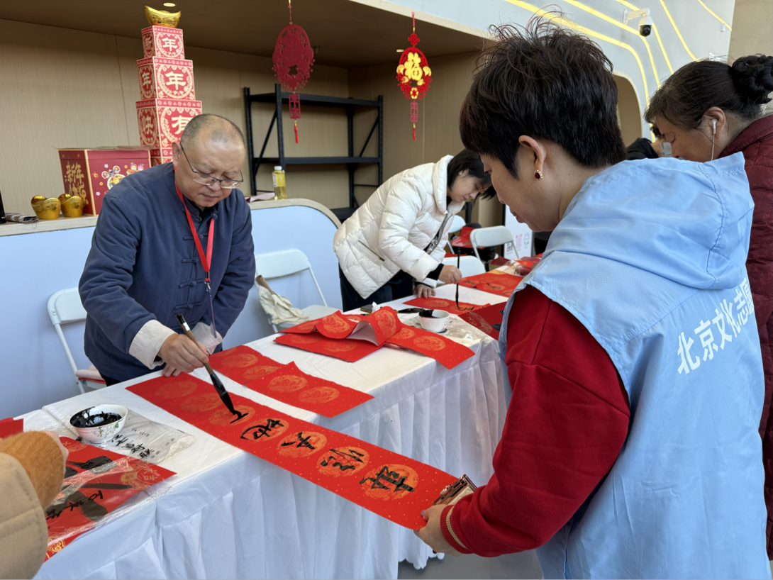 昌平區書法家協會的書法家們為群眾送上福字與春聯。新京報記者 田傑雄 攝