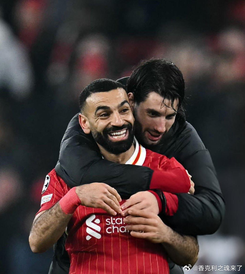 报告 有帅哥偷亲萨拉赫的脖子