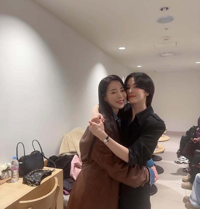 林智妍ins晒出与宋慧乔的合照，《黑暗荣耀》售后有
