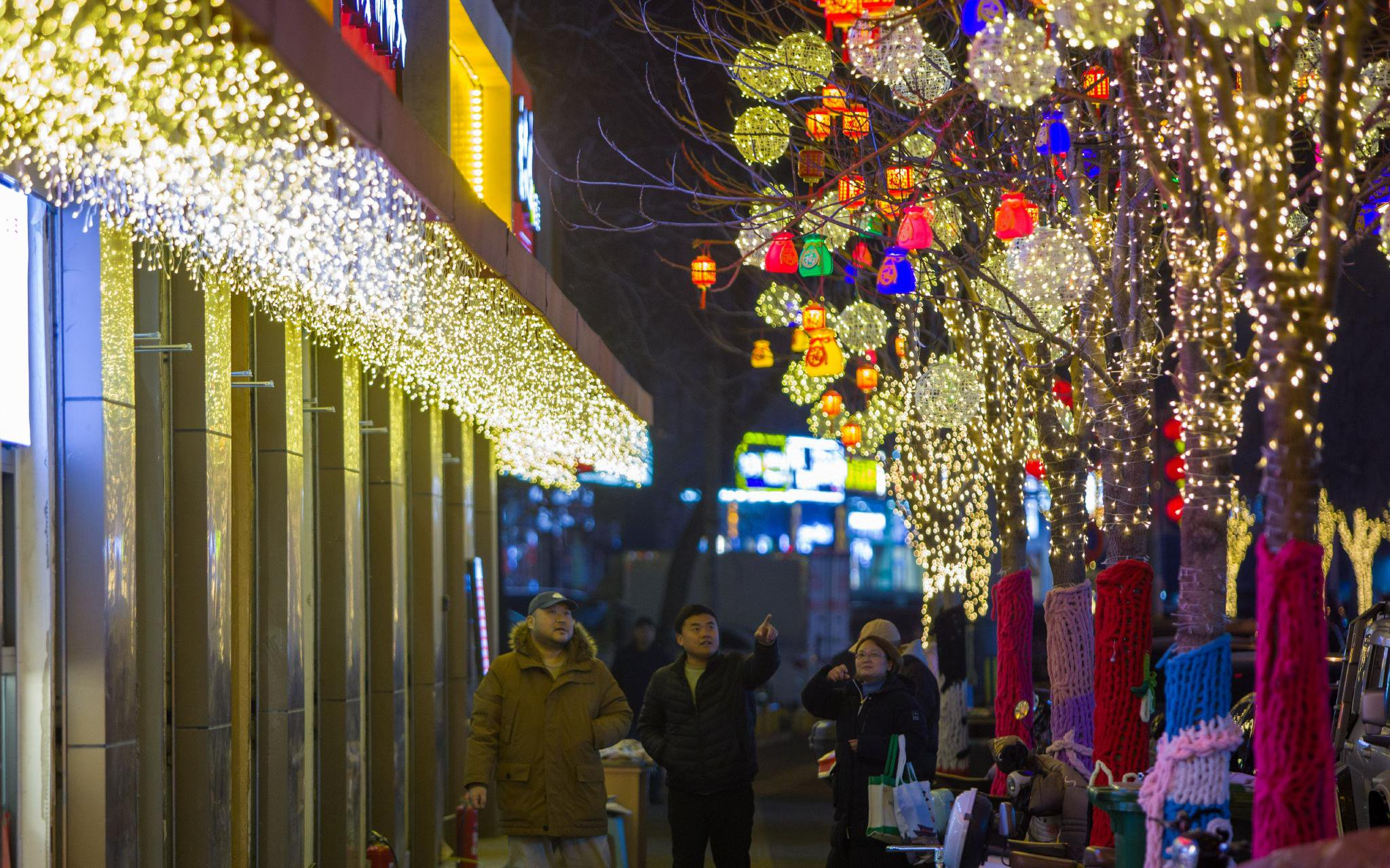 豐台區開展道路整體氛圍營造，佈置年畫、剪紙、燈籠等節日景觀。豐台區供圖
