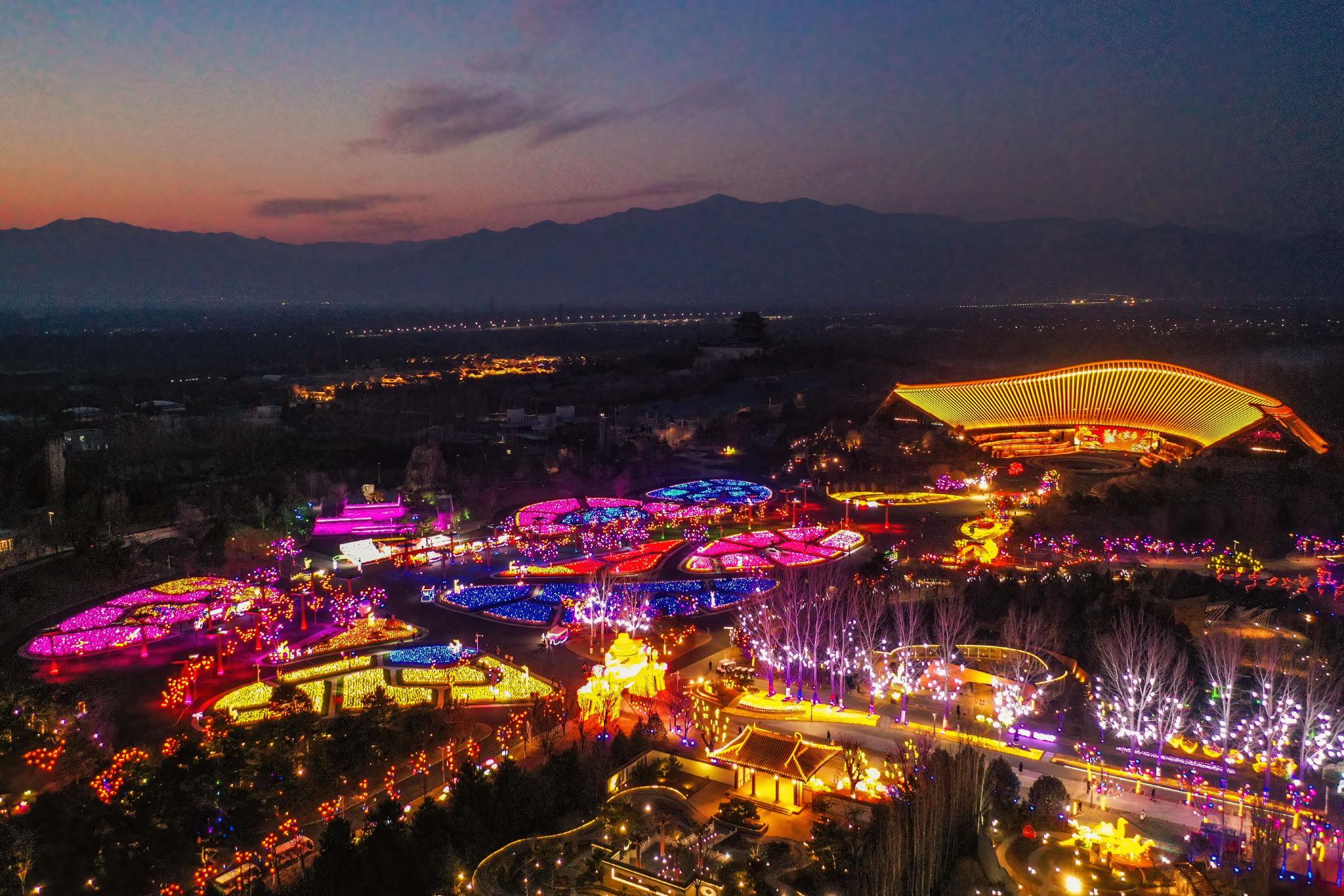 綵燈點亮北京世園。新京報記者 陶冉 攝