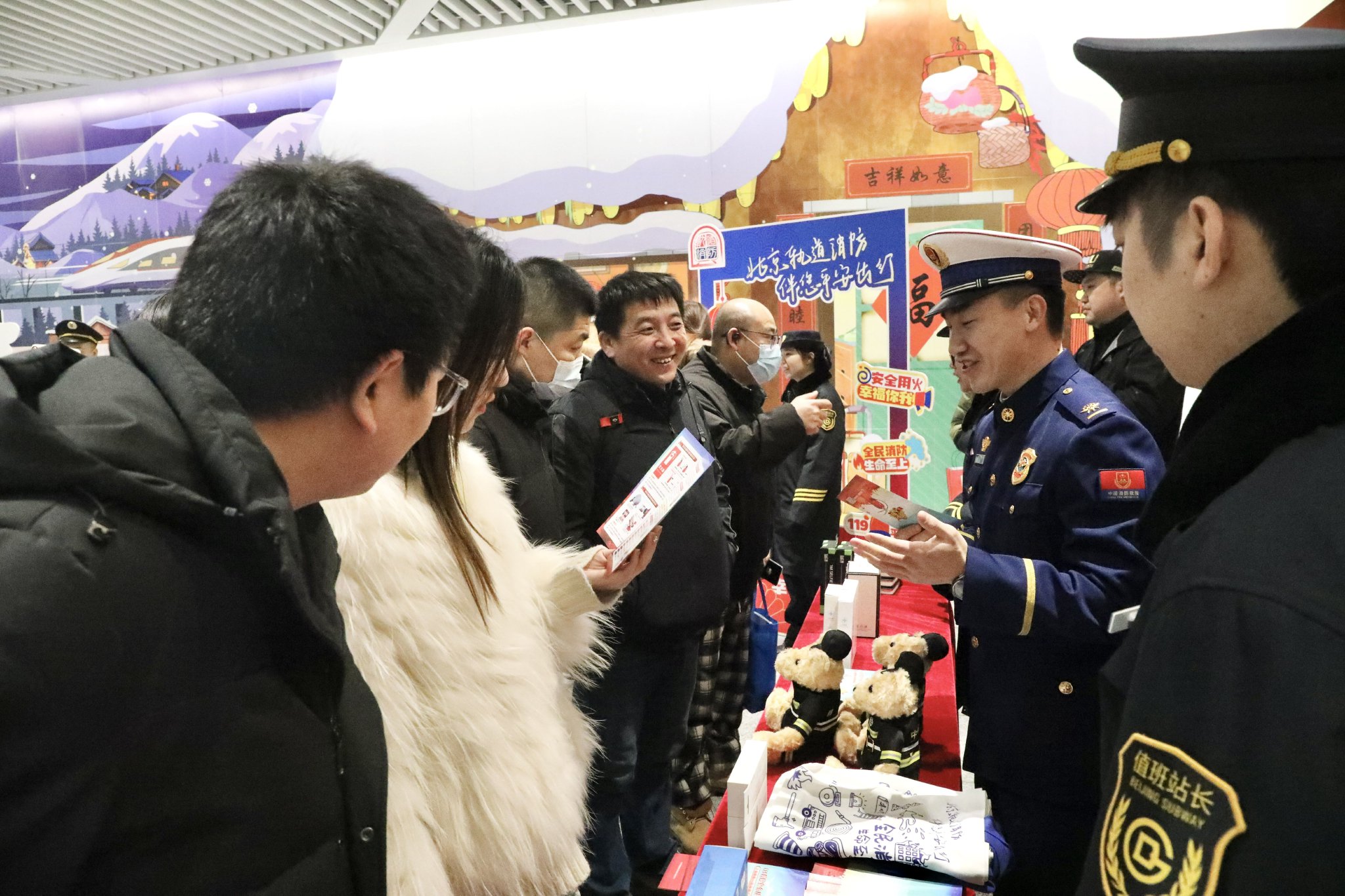 旅客們瀏覽消防安全手冊。 圖源：北京市消防救援總隊軌道交通支隊